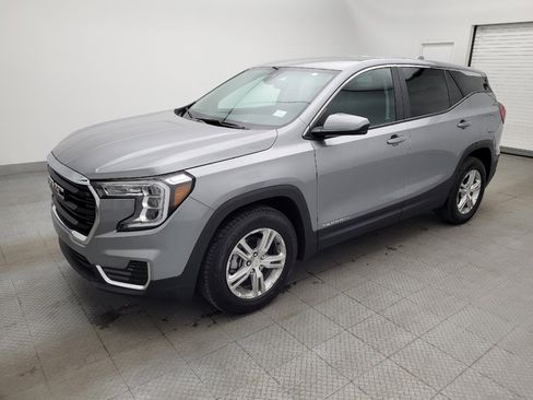 Used 2024 GMC Terrain SLE image 2