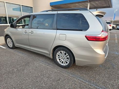 Used 2016 Toyota Sienna XLE w/ XLE Navigation Package image 4