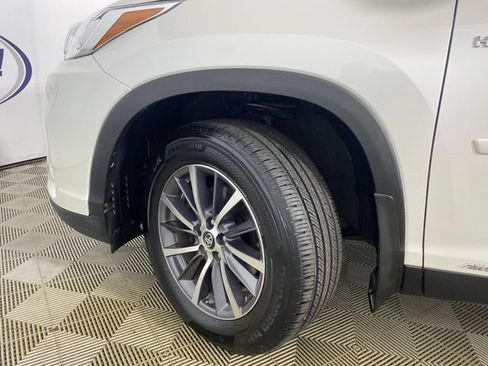 Used 2019 Toyota Highlander XLE AWD/4WD image 26