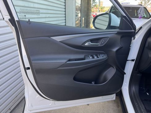 Used 2025 Buick Envista Preferred image 18