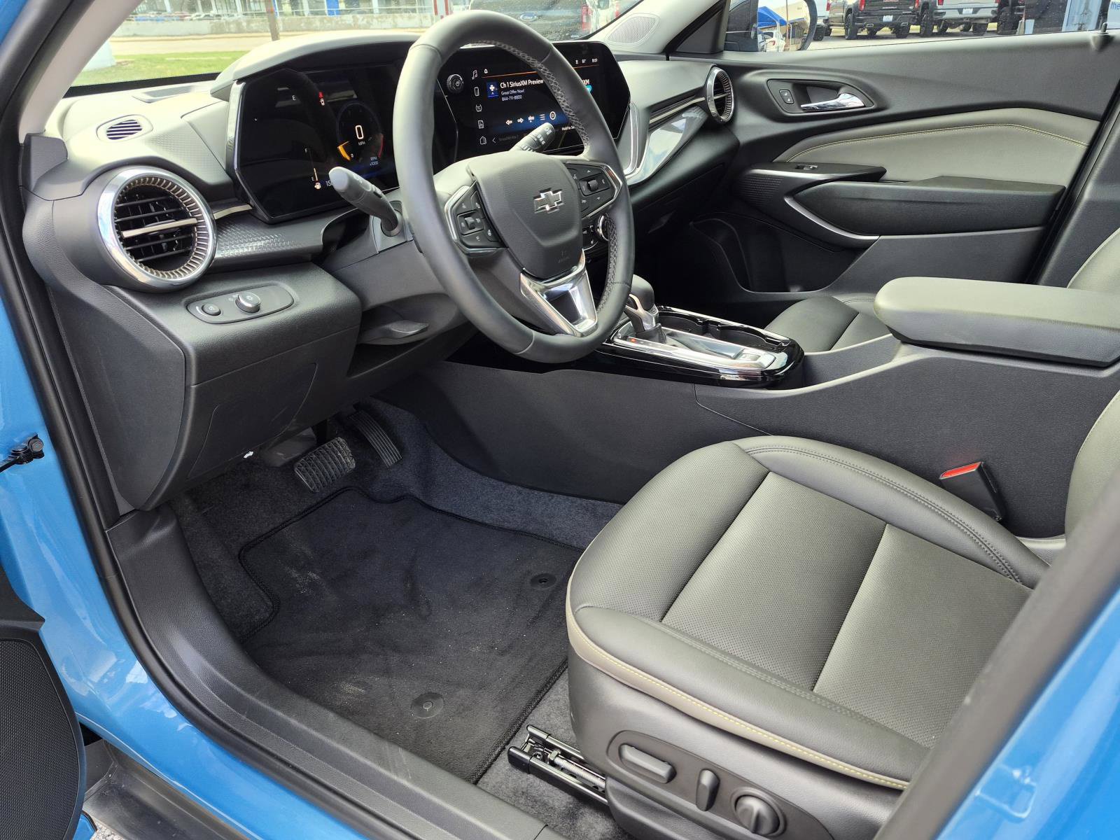 Used 2025 Chevrolet Trax ACTIV w/ Driver Confidence Package FWD image 2