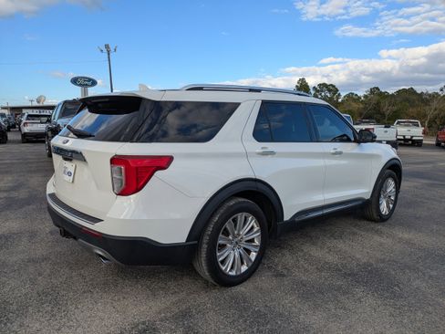 Certified 2022 Ford Explorer Limited w/ Limited Technology Package image 4