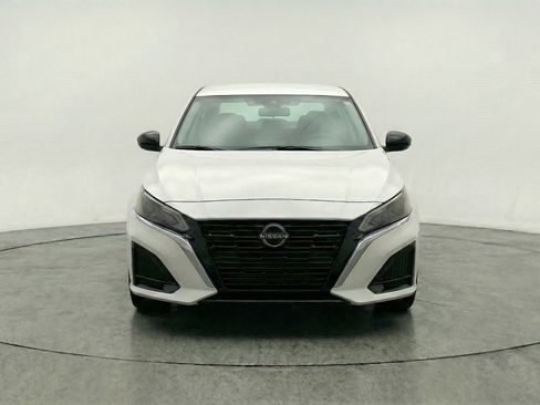 Used 2025 Nissan Altima 2.5 SV FWD image 2