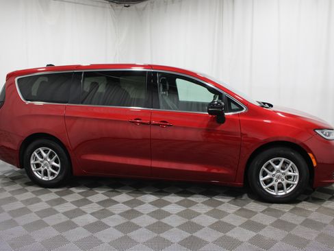 Used 2025 Chrysler Pacifica Select FWD image 29