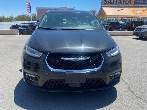 Used 2023 Chrysler Pacifica Touring-L FWD image 2