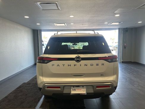 Used 2025 Nissan Pathfinder SL image 5