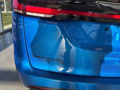 New 2026 Chrysler Pacifica Limited image 27