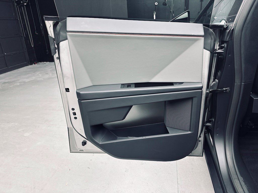 Used 2024 Tesla Cybertruck AWD Crew Cab image 23