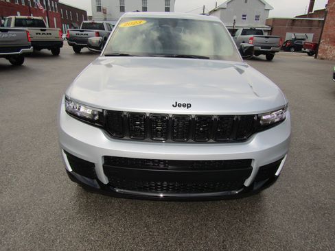 Used 2023 Jeep Grand Cherokee L Laredo image 8