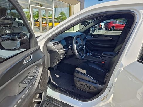 Used 2024 Jeep Grand Cherokee Altitude AWD/4WD image 15