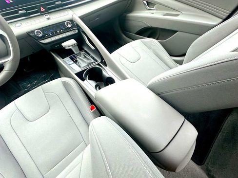 Used 2024 Hyundai Elantra SEL w/ Convenience Package image 22