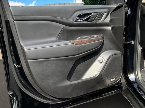 Used 2023 GMC Acadia Denali w/ Black Diamond Edition image 18