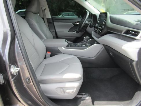 Used 2022 Toyota Highlander XLE FWD image 10
