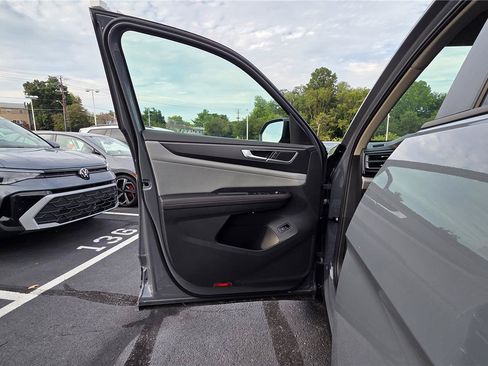 New 2026 Volkswagen Atlas Peak Edition AWD/4WD image 12