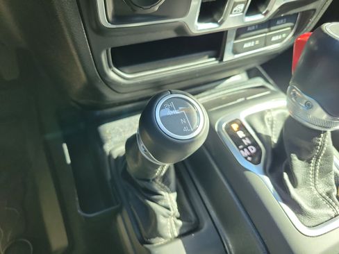 Used 2020 Jeep Wrangler Unlimited Sahara AWD/4WD image 38