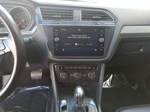 Used 2018 Volkswagen Tiguan SE w/ Panoramic Sunroof Package AWD/4WD image 19