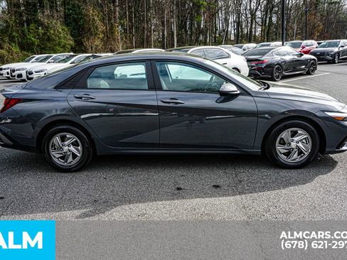 Used 2025 Hyundai Elantra SE image 9