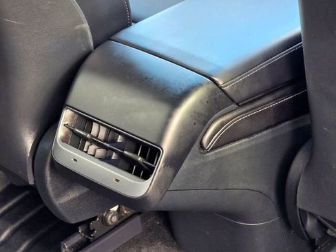 Used 2023 Tesla Model Y Performance image 31
