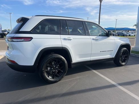 Used 2024 Jeep Grand Cherokee Altitude RWD image 14