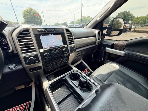 Used 2017 Ford F250 Lariat w/ Lariat Ultimate Package AWD/4WD image 32