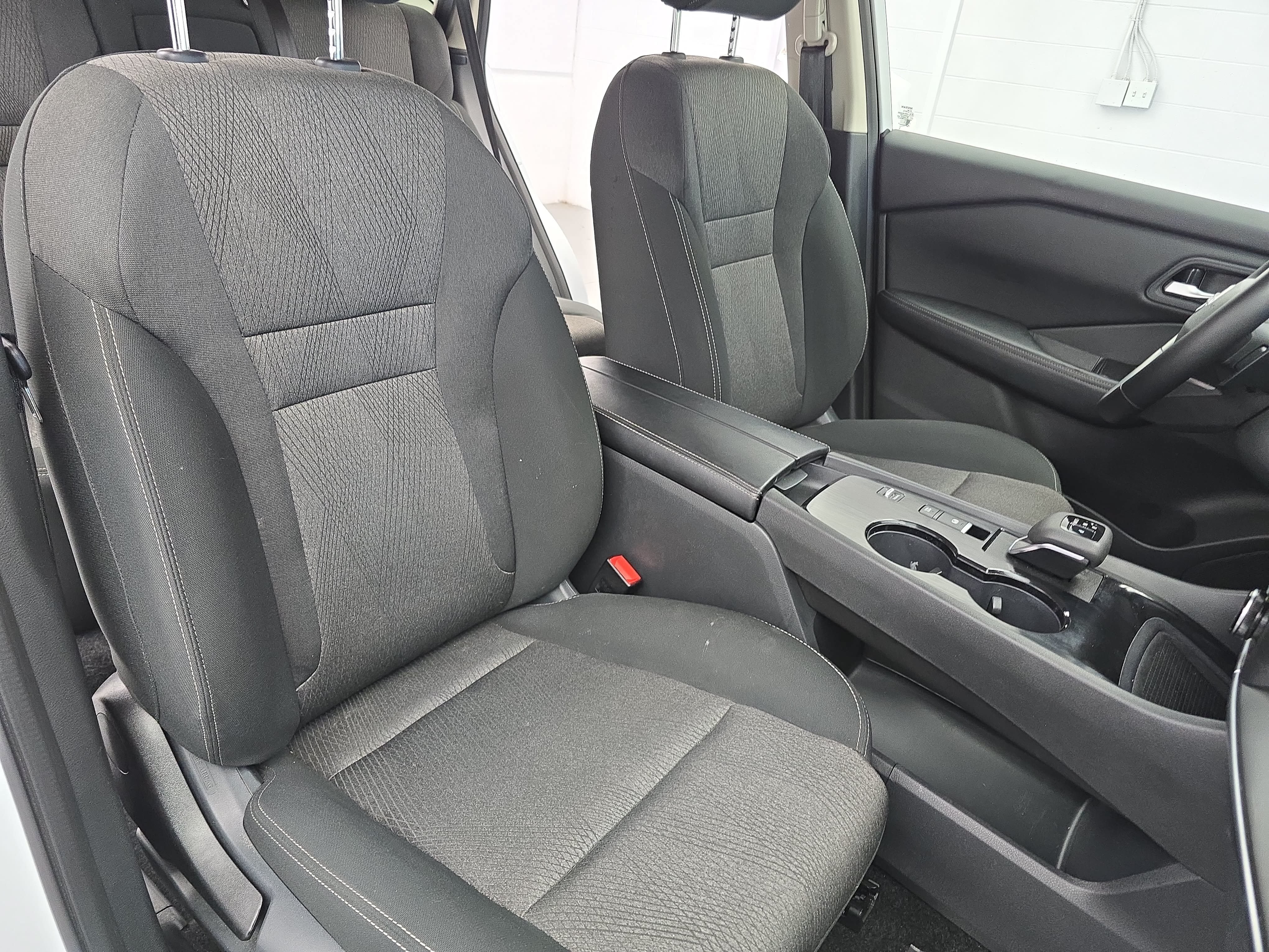 Certified 2025 Nissan Rogue SV FWD image 10