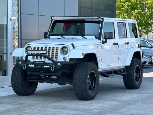 Used 2018 Jeep Wrangler Unlimited Sahara w/ Connectivity Group AWD/4WD image 7