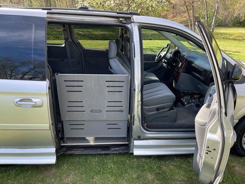 Used 2005 Chrysler Town & Country LX w/ Popular Equipment Group II image 4