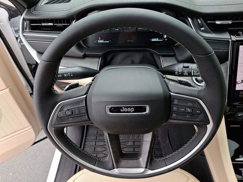 Used 2025 Jeep Grand Cherokee Limited w/ Luxury Tech Group II AWD/4WD image 20