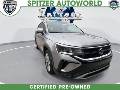 Used 2023 Volkswagen Taos SE w/ Panoramic Sunroof Package FWD image 2