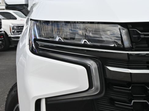 Used 2022 Chevrolet Suburban Z71 w/ Luxury Package image 28