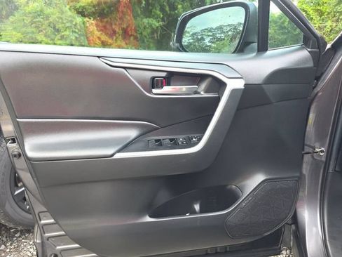 Used 2021 Toyota RAV4 XLE w/ Convenience Package FWD image 25