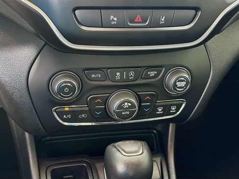 Used 2021 Jeep Cherokee Latitude Lux w/ Comfort/Convenience Group FWD image 15
