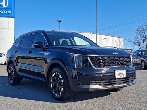 Used 2024 Kia Sorento S image 3