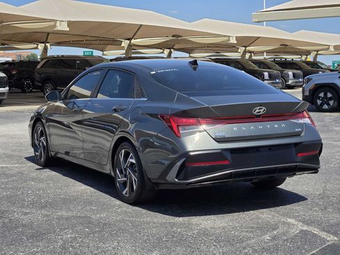 Certified 2025 Hyundai Elantra Limited FWD image 5