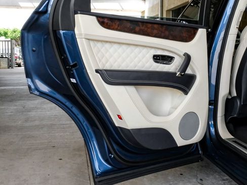 Used 2019 Bentley Bentayga AWD/4WD image 54