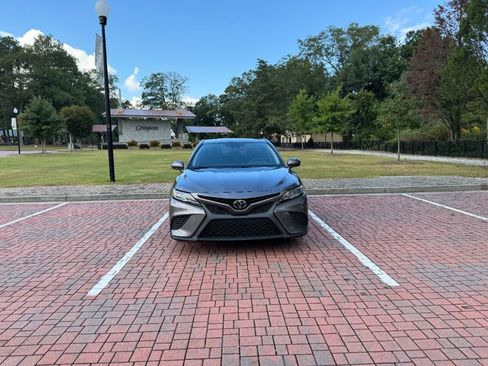 Used 2020 Toyota Camry SE image 2