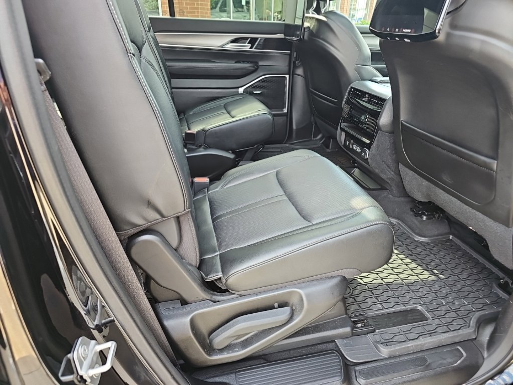 Used 2024 Jeep Wagoneer Series II AWD/4WD image 28