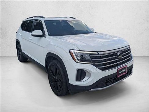 Used 2025 Volkswagen Atlas SE FWD image 3