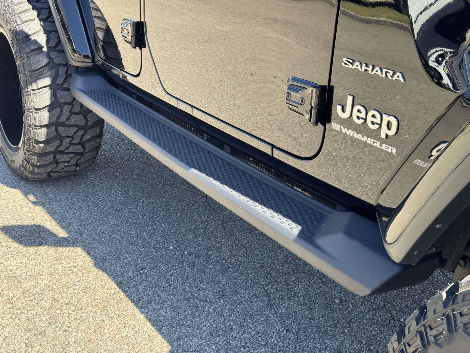 Used 2024 Jeep Wrangler Unlimited Sahara w/ Technology Group AWD/4WD image 11