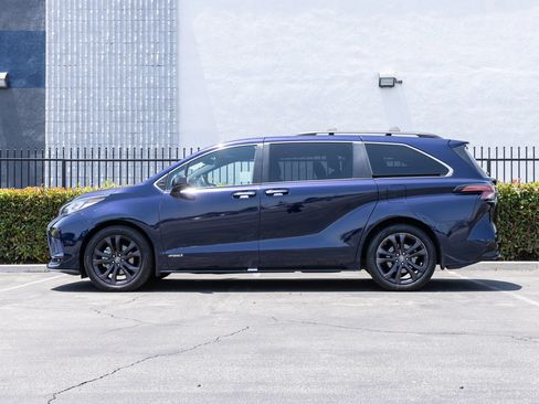 Used 2021 Toyota Sienna XSE FWD image 5