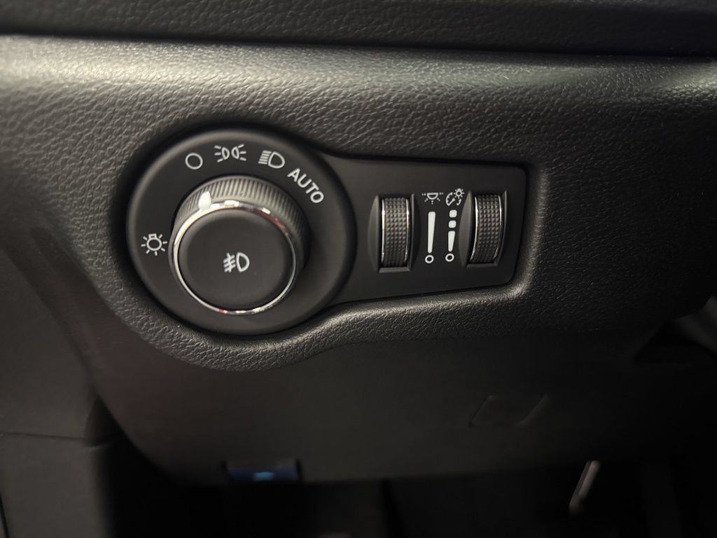 New 2026 Chrysler Pacifica Select AWD/4WD image 19
