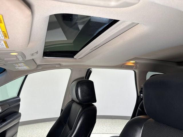 Used 2015 Nissan Pathfinder Platinum w/ Family Entertainment Package FWD image 3