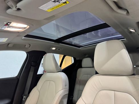 Used 2023 Volvo XC40 B5 Plus image 26