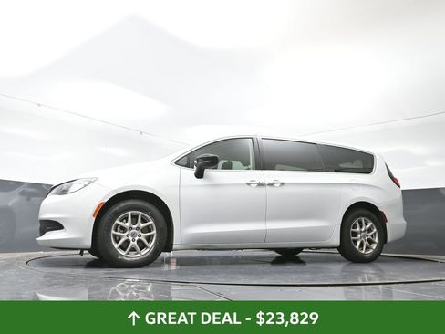 Used 2024 Chrysler Voyager LX image 29