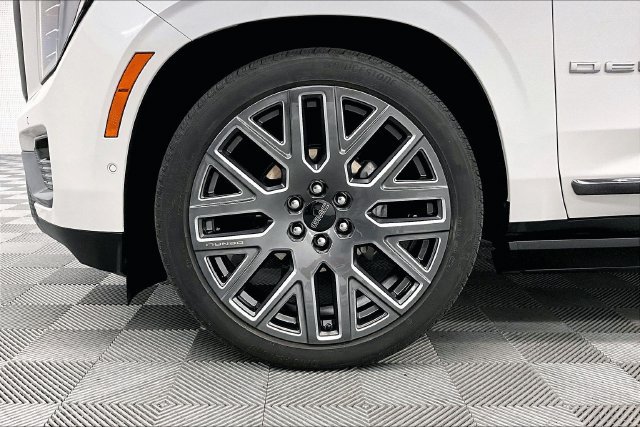 Used 2025 GMC Yukon Denali Ultimate AWD/4WD image 10