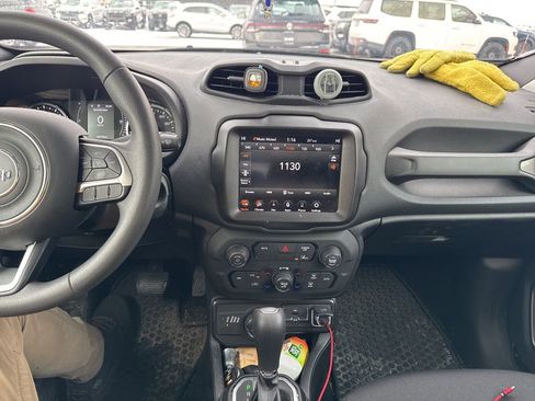 Used 2023 Jeep Renegade Latitude image 4