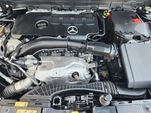 Used 2021 Mercedes-Benz GLB 250 image 33