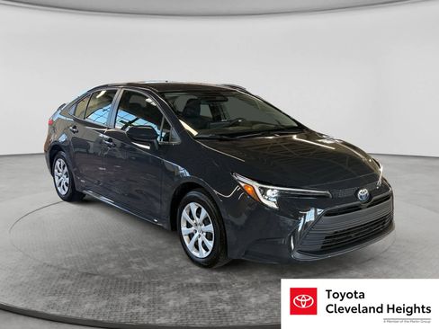 Certified 2025 Toyota Corolla LE AWD/4WD image 3