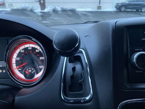 Used 2017 Dodge Grand Caravan SXT image 7