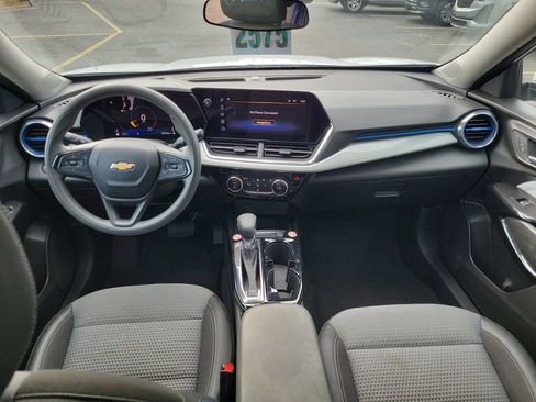 Used 2025 Chevrolet Trax LT FWD image 12